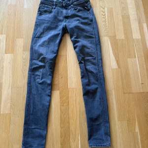 Grå Replay skinny jeans w29L34 - Riktigt feta grå jeans från Replay. Jeans är i slim fit denim och passa precis alla stilar och kläder. W29 L34 skriv vid flera funderingar.