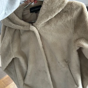 Fluffig jacka - Jag säljer en jättefin fluffig jacka från Kappahl. Jackan är använd ca en gång och är i storlek S. Jackan har inga defekter eller något tecken på användning💗