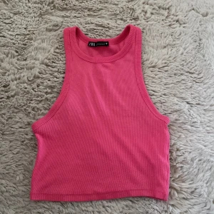 Topp/linne från Zara - Säljer en rosa croppad topp från Zara. Toppen är ribbad. Storlek S, men passar mig som är XS. Stretchigt material. 