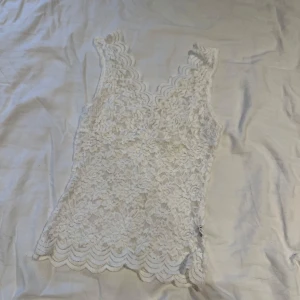 Vitt spetslinne - Vitt spetslinne som är använt 1 gång! Finns även likadant i svart om ni går in på min profil 💞