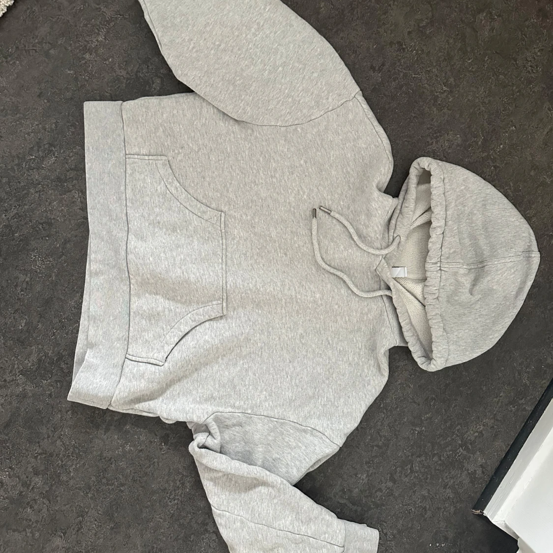 Grå croppad hoodie från & Other Stories - 1