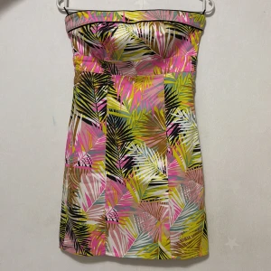 Somrig klänning  - En jätte härlig och färgglad sommarklänning. Sen är off shoulders och passar som en minidress. Jätte sexig och vacker på i storlek 34