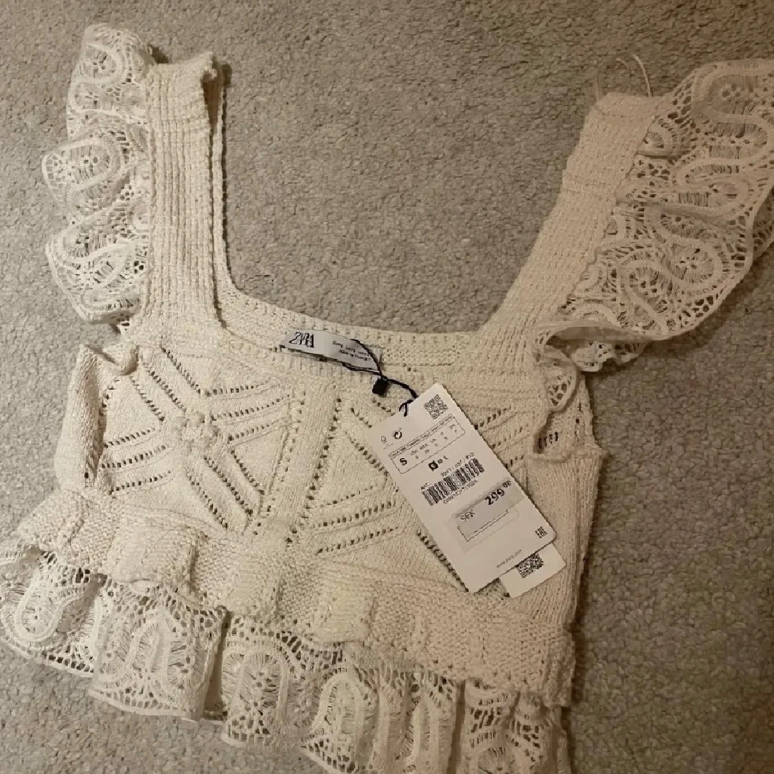 Stickad topp med spets volang  - 1