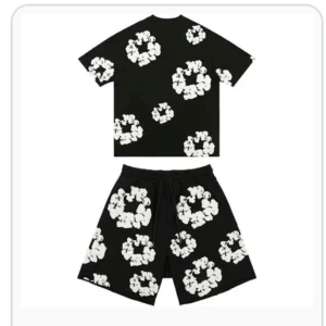 Denim tears t-shrit och shorts  - Säljer ett exklusivt Denim Tears set bestående av en t-shirt och ett par shorts. Denim Tears är känt för sina unika designelement och högkvalitativa material, vilket gör detta set till ett måste för alla streetwear-entusiaster. Plus att den kostar bara 500 ( pris går att diskutera)  