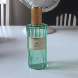 Gucci Mémoire d'une Odeur parfym - Gucci Mémoire d'une Odeur parfym  100 ml i en stilren, räfflad glasflaska med ljusgrön ton och elegant guldfärgad kork. Den är lite använd. Den doftar jättegott men passar inte mig. 