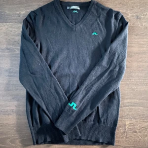 J Lindeberg tröja  - Säljer en superfin stickad tröja från j Lindeberg i perfekt skick. Pris kan diskuteras vid snabb affär, skriv privat vid minsta fundering✌🏻✍🏻