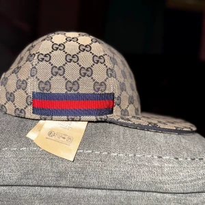 Gucci keps med GG-mönster och röd-blå rand - Helt nya och bra kvalitet 