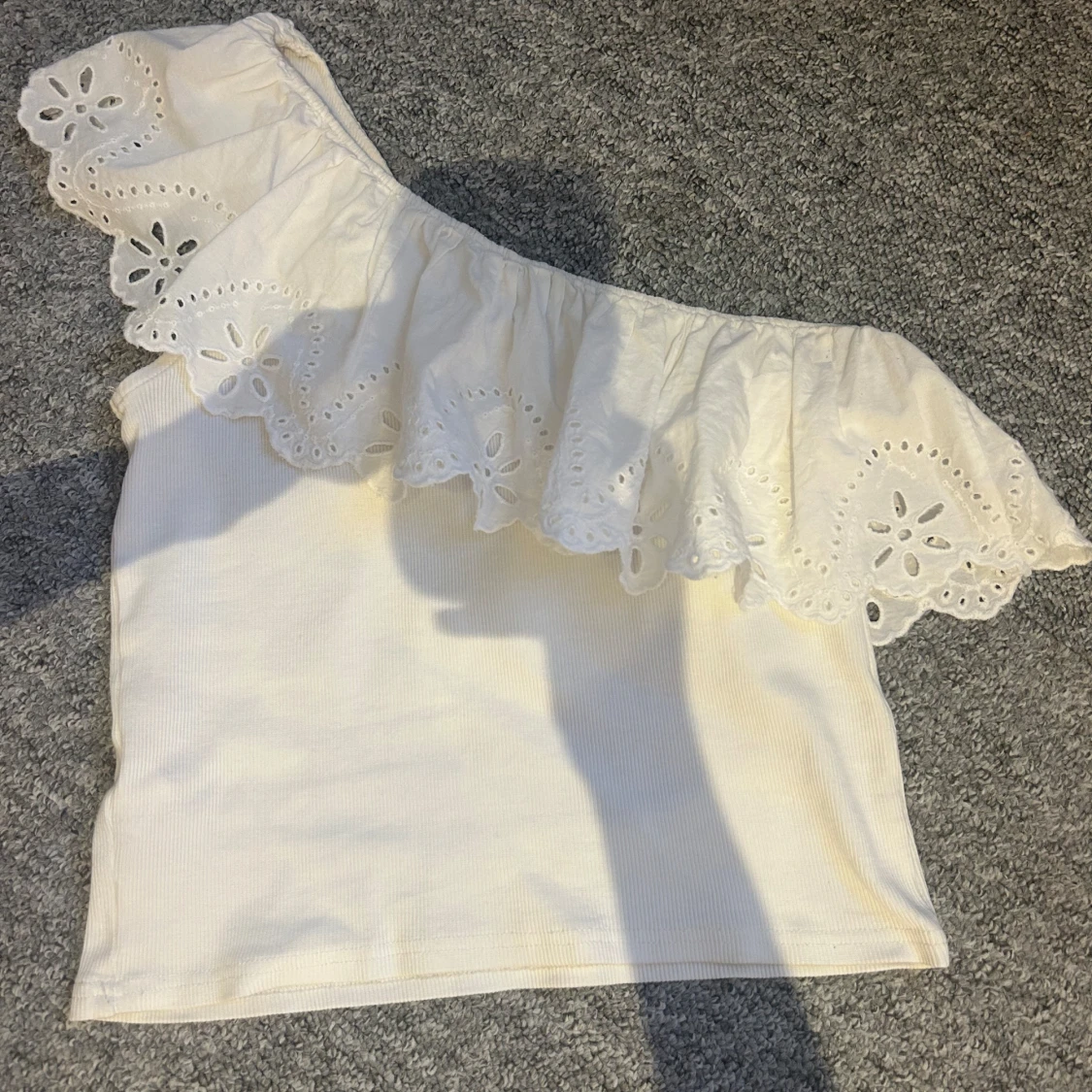 Vit oneshoulder topp med volang Zara - 1