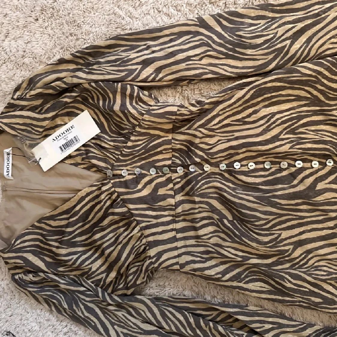 Zebramönstrad kortklänning från Adoore