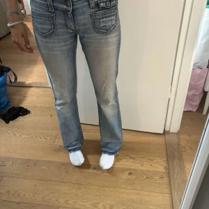 only jeans - säljer ett par only jeans med lågmidjad bootcut passform! dem har tyvärr blivit lite stora! det är i fint skick och de ända slitningarna syns på bilden!❤️ det är insydda från w31/l32 till w27/l32
