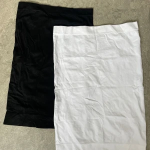 Ärmlös linnetopp - Två linnetoppar i svart och vitt, båda i enkel och stilren design. Perfekta för en avslappnad casual  look. Mjukt i stretchigt material som känns skönt mot huden. 15 kr per stycke 
