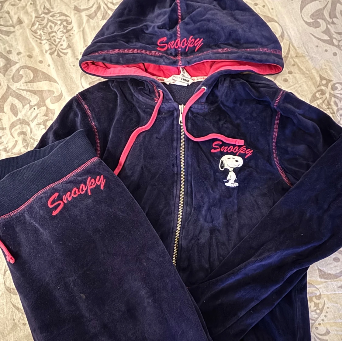 Mörkblå Snoopy hoodie med dragkedja och mjukis byxor från H&M