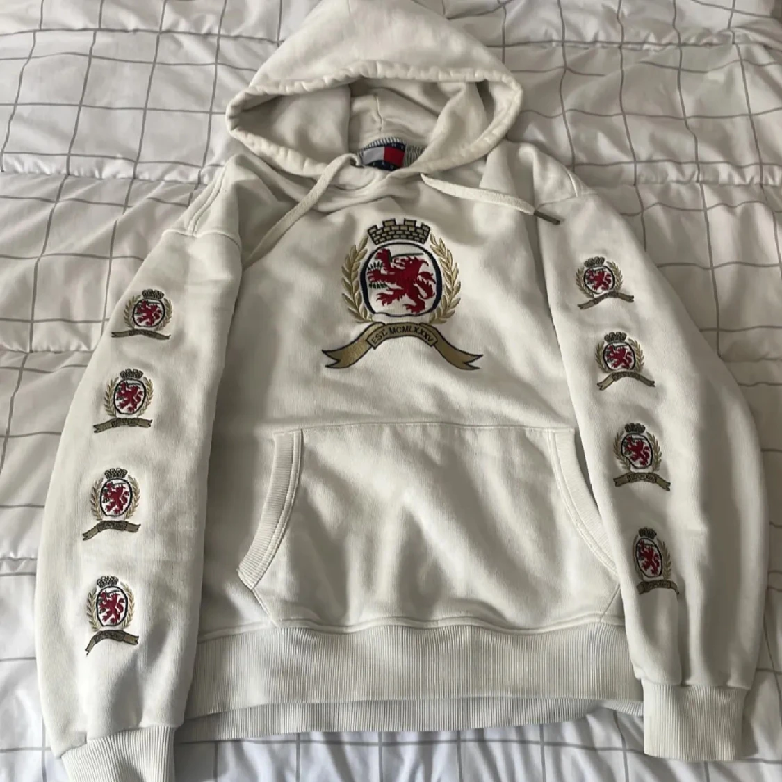 Vit hoodie Tommy Jeans med brodyr