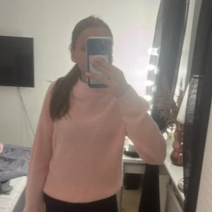 stickad tröja  - Vet ej vart den kommer ifrån men finns bild på lappen i tröjan. storlek xxs, men den är stor i storlek och sitter som en S. 