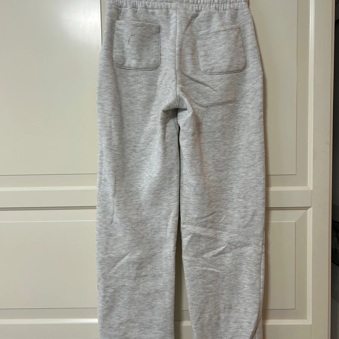 Grå mjukisbyxor från lager - 1