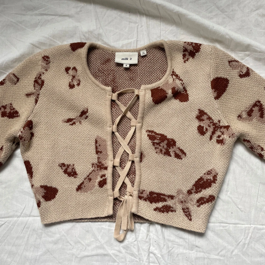 Beige kofta med fjärilsmönster och snörning, Milk It