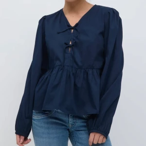 Y puff sleeve blouse - Aldrig använd. Säljer då den imte har kommit till användning 