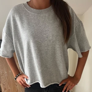 Oversized grå t-shirt i bomull - Fin T-shirt som jag klippt själv💞