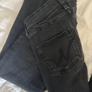 Svarta bootcut jeans  - Svarta bootcut jeans med broderi på fickan, midwaist! De är urtvättade men utöver det är dom sparsamt använda och har inga andra defekter.