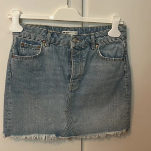 Jeanskjol - Säljer denna fina jeanskjol från Gina❣️Inte alls mycket använd! Vet ej om den finns och köpa. Kom privat för frågor eller intresse.