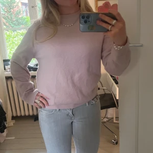 Stickad tröja - Stickad tröja i kashmirmix från Zara, storlek M men sitter lagom oversized på mig som brukar ha S💓