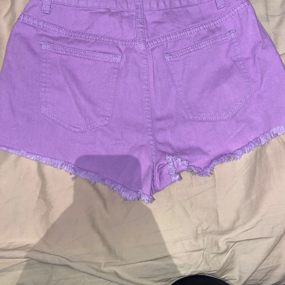 Lila jeansshorts med fransig kant - 1