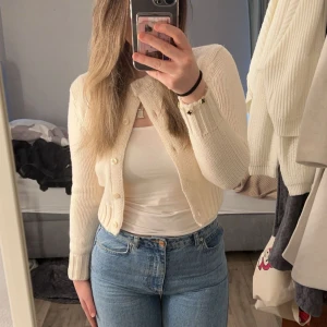 Beige stickad kofta från Zara - Superfin beige stickad kofta från Zara ❤️‍🔥