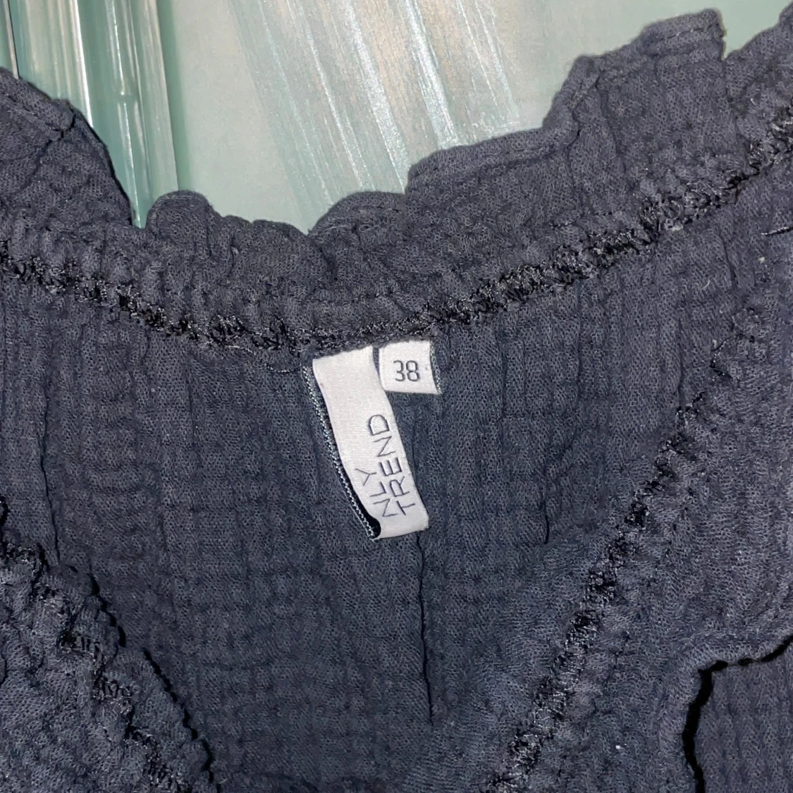 Svart off shoulder blus med volang från NLY Trend - 2