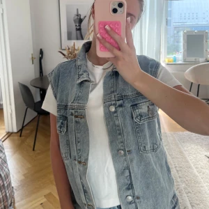 jeans väst - Cool jeans väst som från början var en jacka. 💗