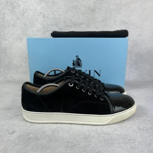 Lanvin DBB1 cap toe sneaker - – Condition: 9/10  - Size: 45/UK11  – What is included: Box & dustbag (damaged box)  – Retail price: 5000 + SEK  Please note that Lanvins fit big and our recommendation is to go one size down