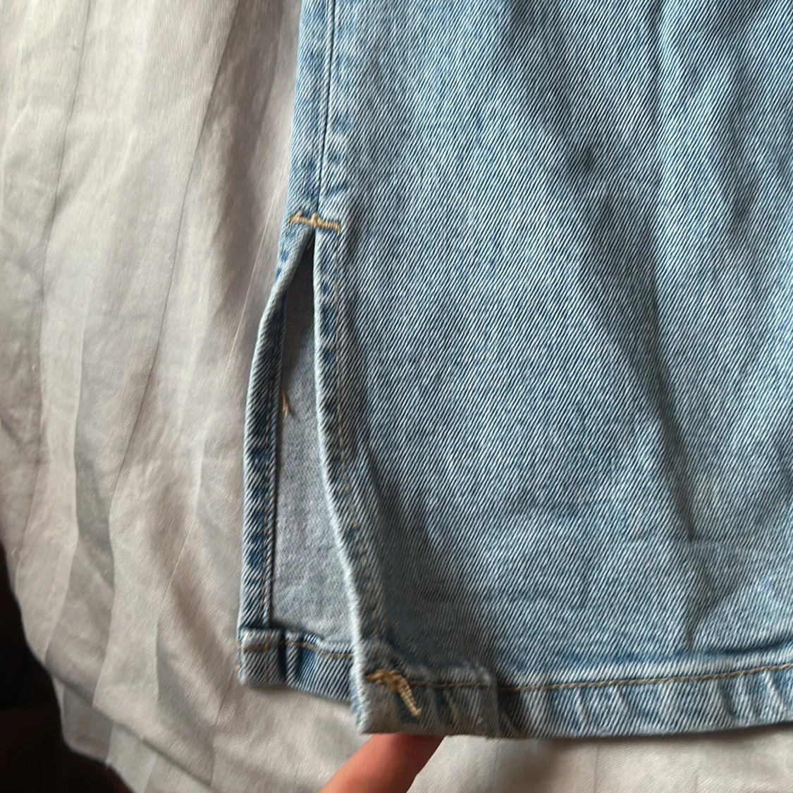 Ljusblå raka jeans med slits - 3