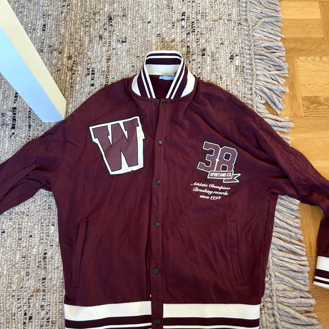 Vinröd bomberjacka med tryck