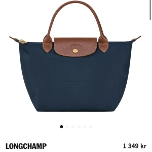 Marinblå handväska från Longchamp - Säljer en longchamp väska köpt på NK i stockholm 2023. Köpt för 1349 kr. HELT oanvänd💕✨