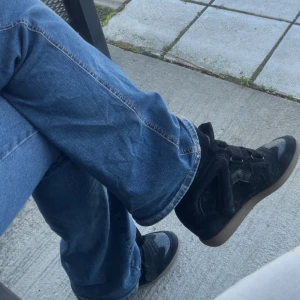Isabel marants - Säljer mina Isabel marants i storlek 40. Passar även 39-41 skulle jag säga. Dem är knappt använda och köpte dem nyligen från deras hemsida. Box medföljer och även påsen. Inga defekter. 