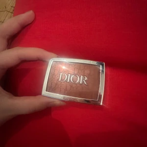 Dior bronzer i brun nyans - Snygg bronzer från Dior i en varm brun nyans. Kommer i en lyxig silverfärgad dosa med spegel och Dior-logga både på locket och i själva pudret. Helt ny aldrig använd kan gå ner vid snabb köp 