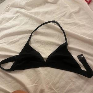Svart trekantsbikini med spänne - Bikini i stl 134/140 men skulle säga att den även passar xs