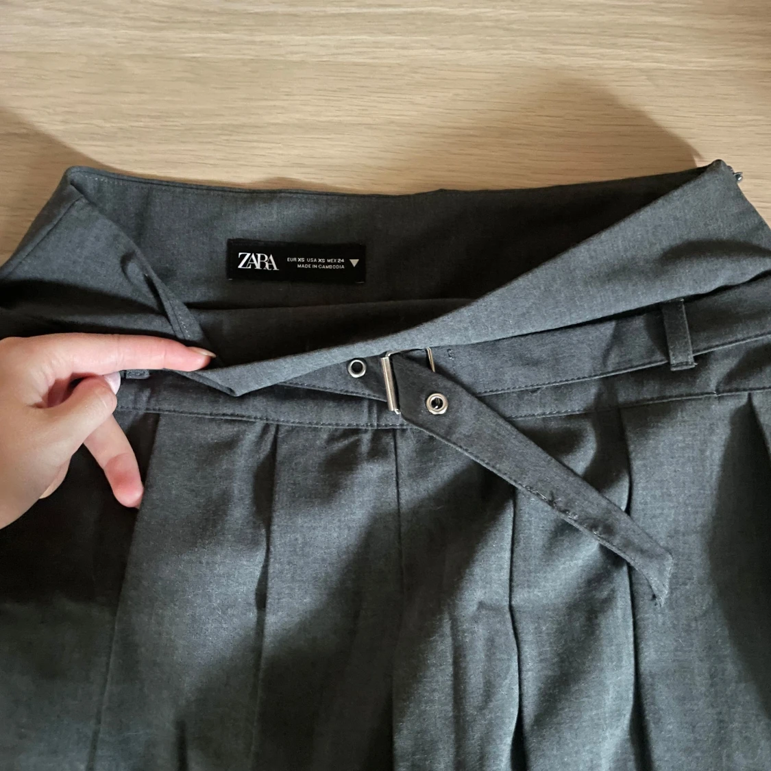 Grå plisserad minikjol från Zara - 1