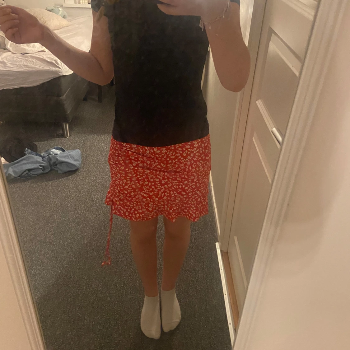 Röd blommig kortkjol med volang