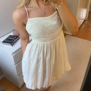 Vit miniklänning  - Så söt klänning från h&m🤗