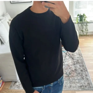 Zara tröja  - Säljer en tvär fet skön Zara tröja. Tröjan är svart och bär storleken S. Trendig och perfekt för sommarkvällar. Vid frågor och funderingar är de bara att höra av sig