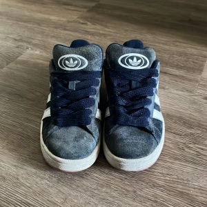 Adidas Campus sneakers i mörkblå mocka - Blå adidas campus ganska nytt skick