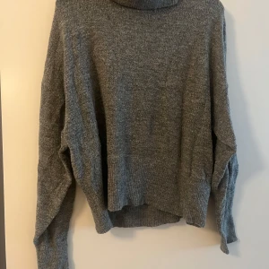 Grå långärmad tröja från H&M stl S - grå lös / tunn tröja i stl S. jag hittar inget att anmärka på  🩶