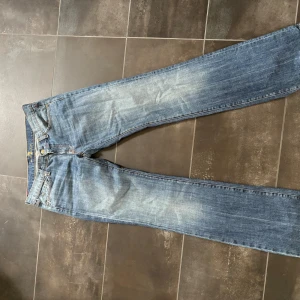 Låg midjade jeans - Låg midjade bootcut vintage jeans från 7 mankind. Är bootcut igentlibgeb men ser lite raka ut på bilderna pga av att de är för stora. Strl 30. Motsvarar ungefär large ev stor m. Långa i längden så perfekt för långa tjejer som mig. Skriv om frågor, pris kan diskuteras