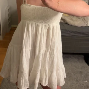 Klänning från Zara - Supersöt vit kort volang klänning från Zara❣️❣️