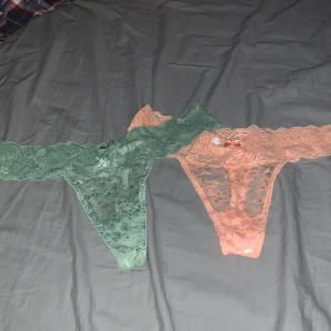 Ljusrosa och gröna stringtrosor - Ett or stringtrosor o storlek s, säljer för att dom var för stora, dom är HELT oanvända och köpta på Ullared 