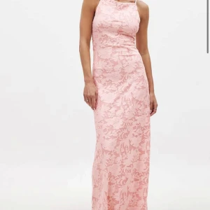 Ljusrosa långklänning med spets från NA-KD. - Superfin ljusrosa långklänning med smala axelband och blommigt spetsmönster. Klänningen har figurnära passform och är perfekt för dig som vill ha en romantisk och elegant look. Materialet känns mjukt och följsamt mot kroppen. Storlek 38 och lappen kvar! Slutsåld på hemsidan. 