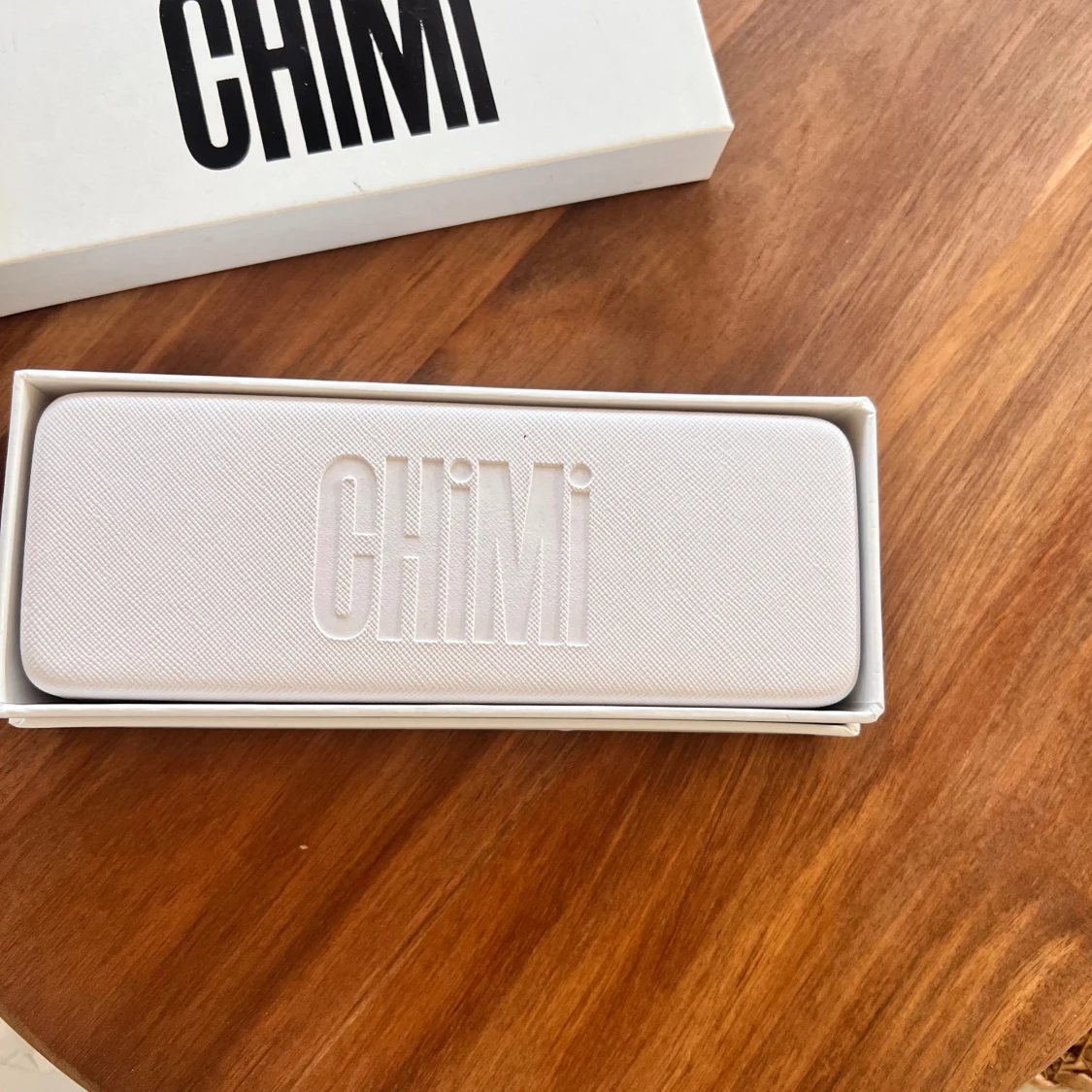 Vit glasögonbox från CHIMI - 1