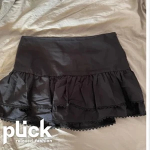 Svart volangkjol från Zara - Svart mini kjol från Zara med inbyggda shorts inuti!