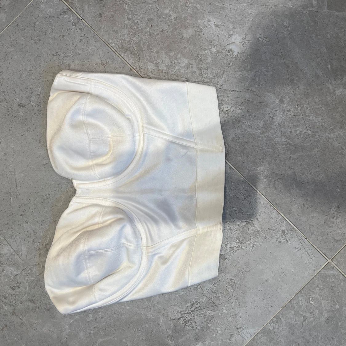 Vit satin korsett-tubtopp