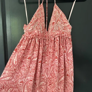 Rosa sommarklänning  - Säljer denna rosa sommarklänning från Zara som inte går att köpa längre💕